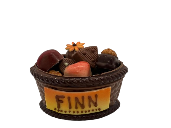 gefüllte Schokoladentasse mit Pralinen